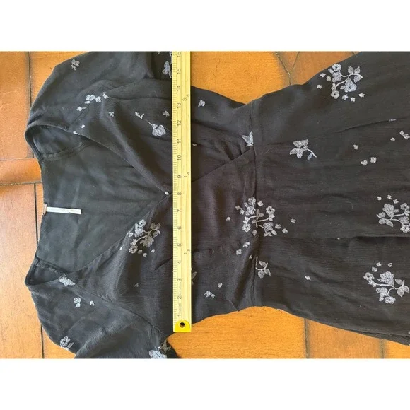 Free People Black Floral Embroidered V-Neck Bell Sleeve Mini Dress Size 0 - Picture 4 of 7